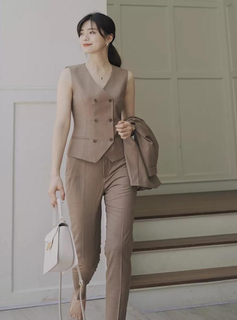 穿衣搭配|高级感宜简不宜繁，十款精致大气的职场穿搭，干练减龄不失时尚感