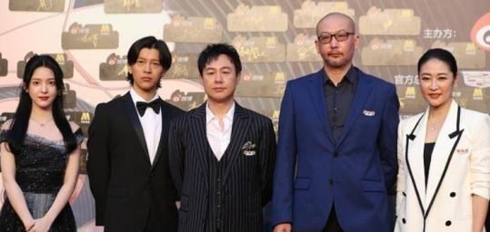 t恤 梁静太低调了，穿T恤牛仔配黄发像假小子，身旁的管虎像大叔