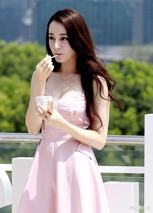 迪丽热巴|迪丽热巴的心态真稳，出席活动遇到大风天气，处理方式尽显高情商