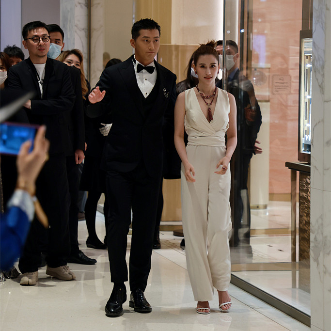 奚梦瑶|奚梦瑶刚坐完月子，何猷君就去外面疯玩？为表哥庆生大方献吻