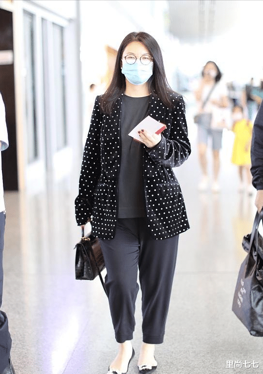 李湘|这婚算是离对了！李湘穿露肩装瘦成120不敢认，叠腿坐眼神变温柔