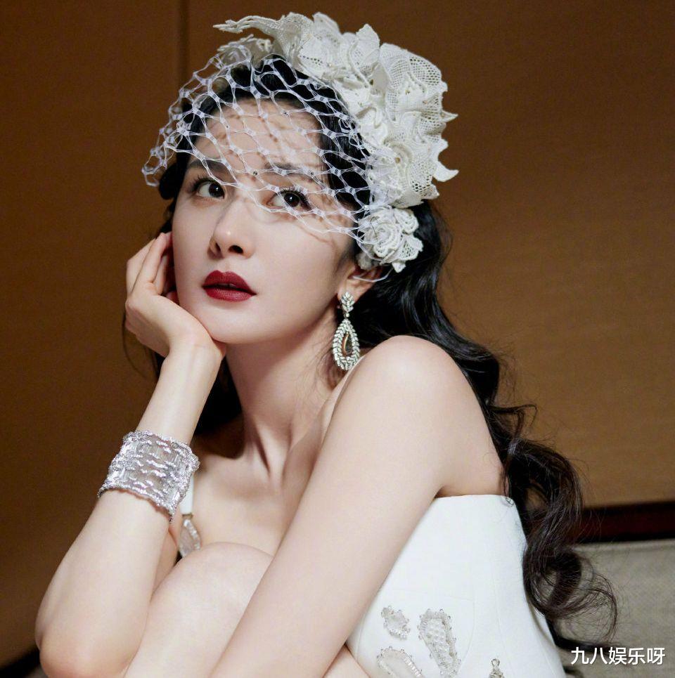 杨幂|VOGUE新篇章之夜：杨幂艳压全场，龚俊不忘宣传作品，张艺兴国风依旧