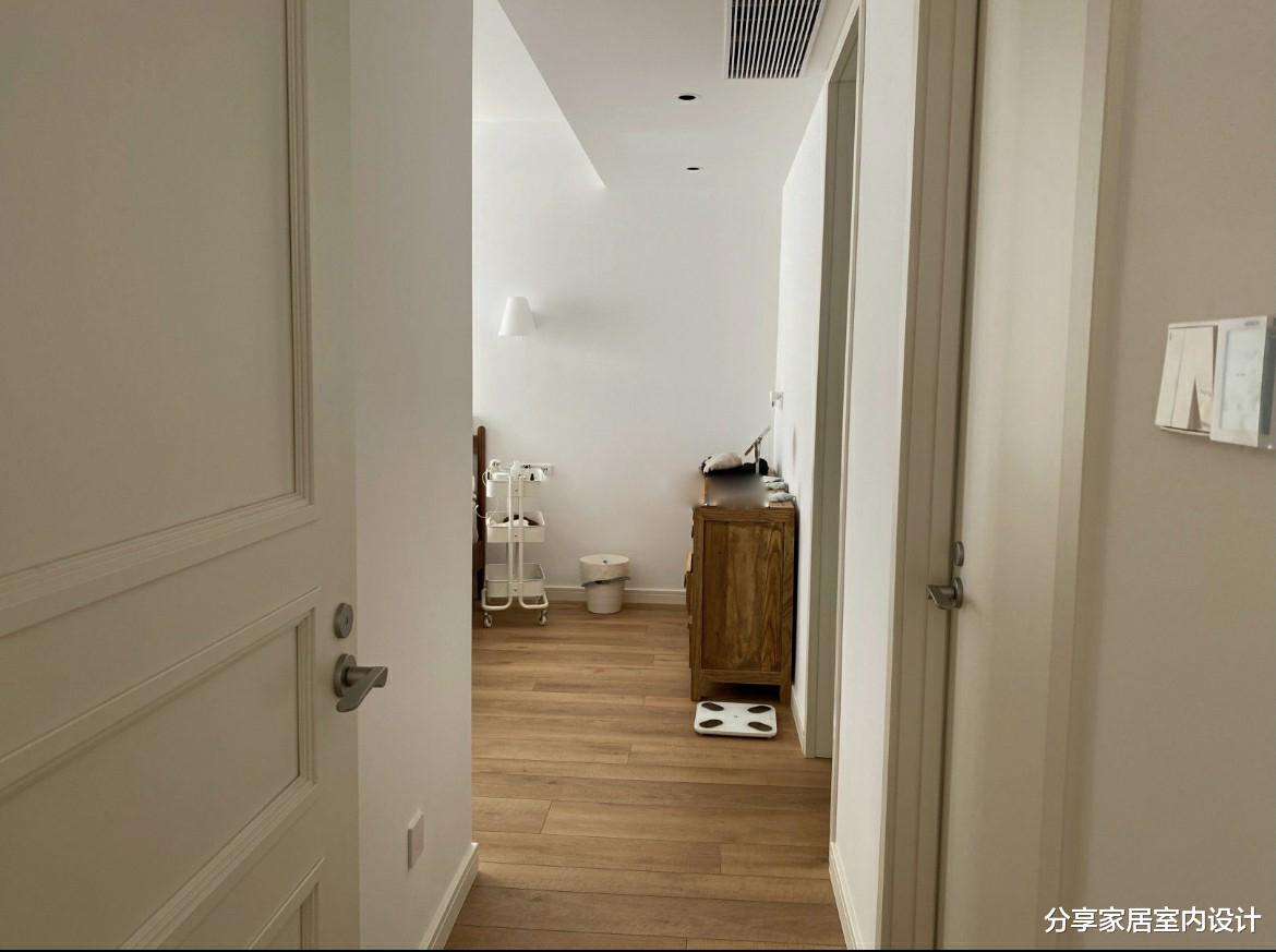 她家小三房，不豪华但很实用，全屋定制的柜子非常满意，分享一下