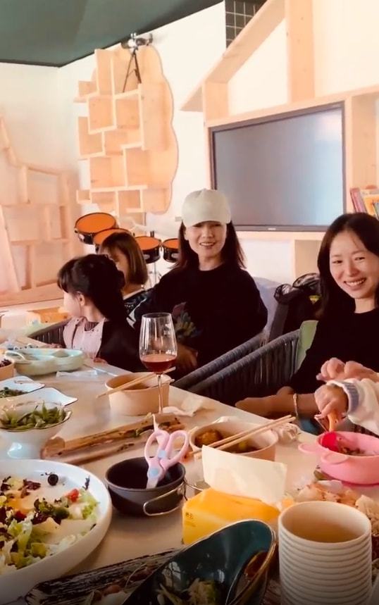 郭德纲|高圆圆与朱广权同框直播，穿白色长裙笑容温婉，五官精致气质优雅