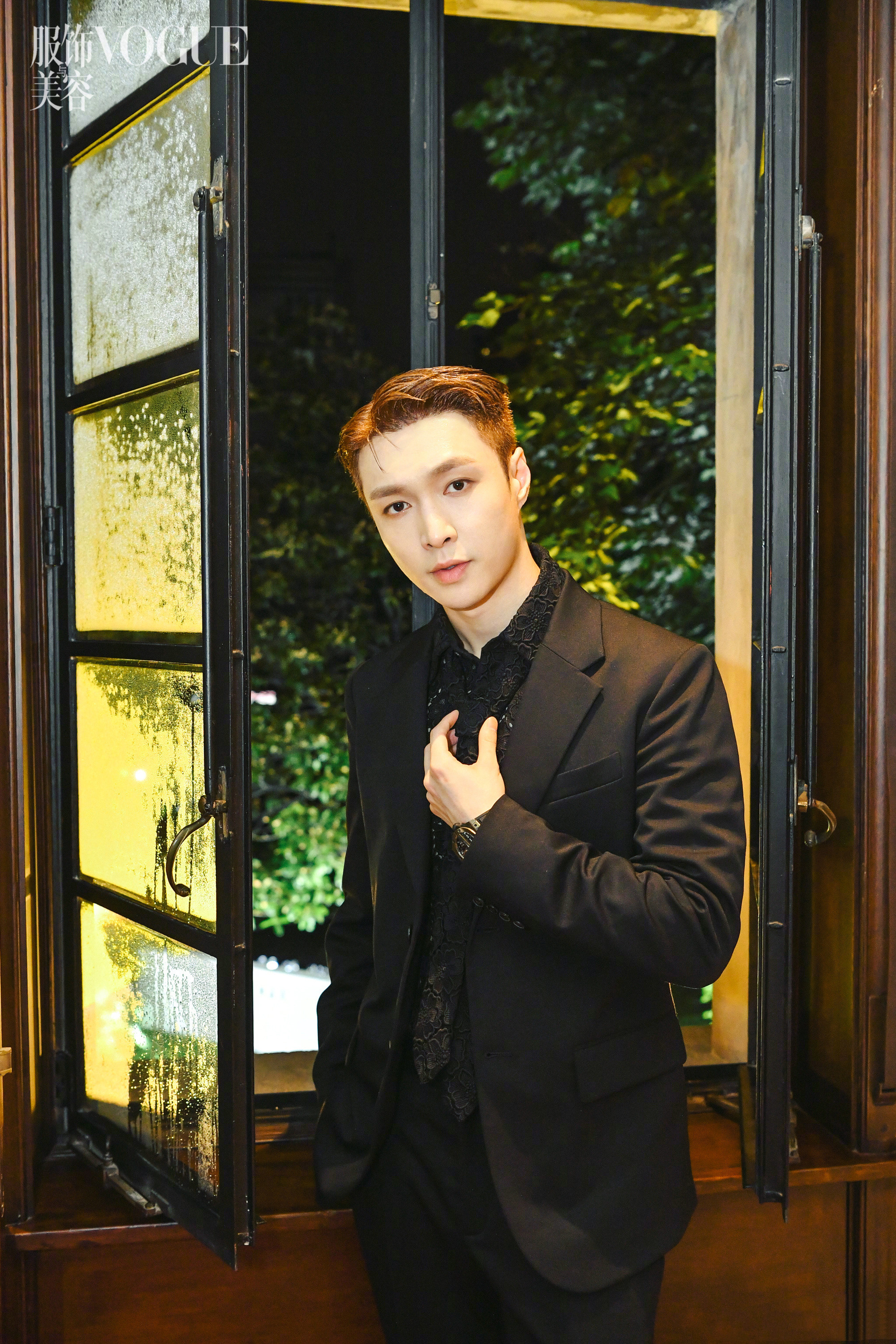 龚俊|VOGUE大合影：汤唯和周冬雨共享C位，杨幂和张艺兴站在一起很抢镜