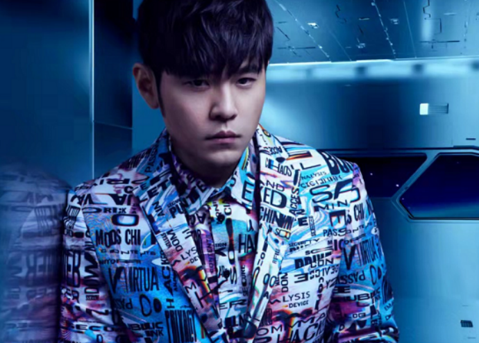 昆凌|昆凌罕见晒儿子正脸照！小朋友戴墨镜梳背头学爸爸耍帅，神态超像