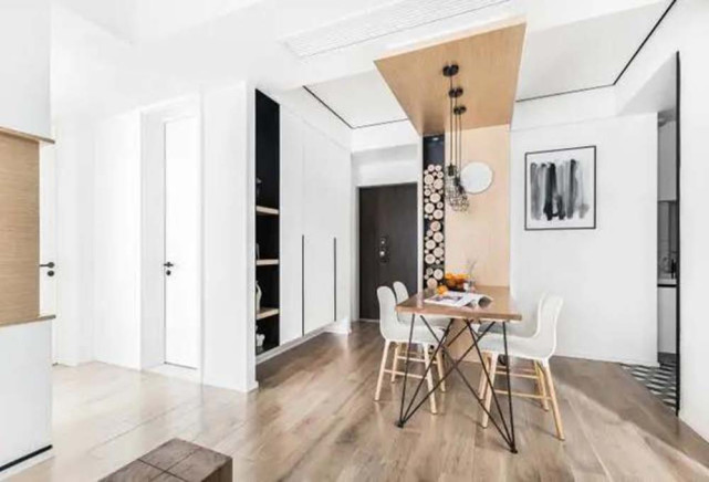 设计师|96平黑白原木色二居，餐桌顶部做了柜子延伸设计美观又实用