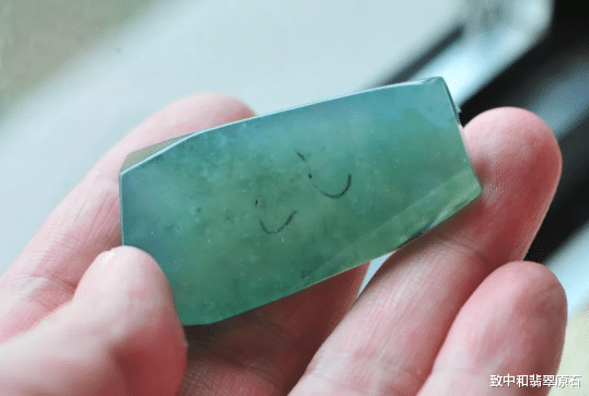 雕刻|雕刻师的手有多巧？不起眼的翡翠边角料，巧雕之后立马增值