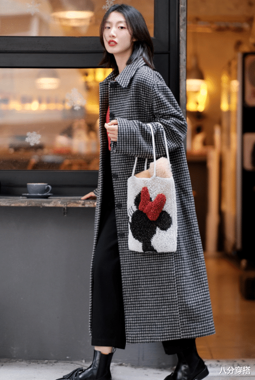八分穿搭 “格纹大衣”也太好看了吧，看看这些穿搭造型，时髦高级又有格调