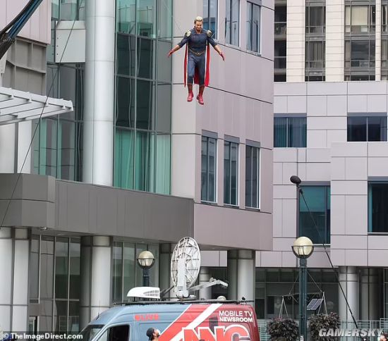 黑袍纠察队|《黑袍纠察队》第三季新片场照曝出 祖国人空降支持者游行现场