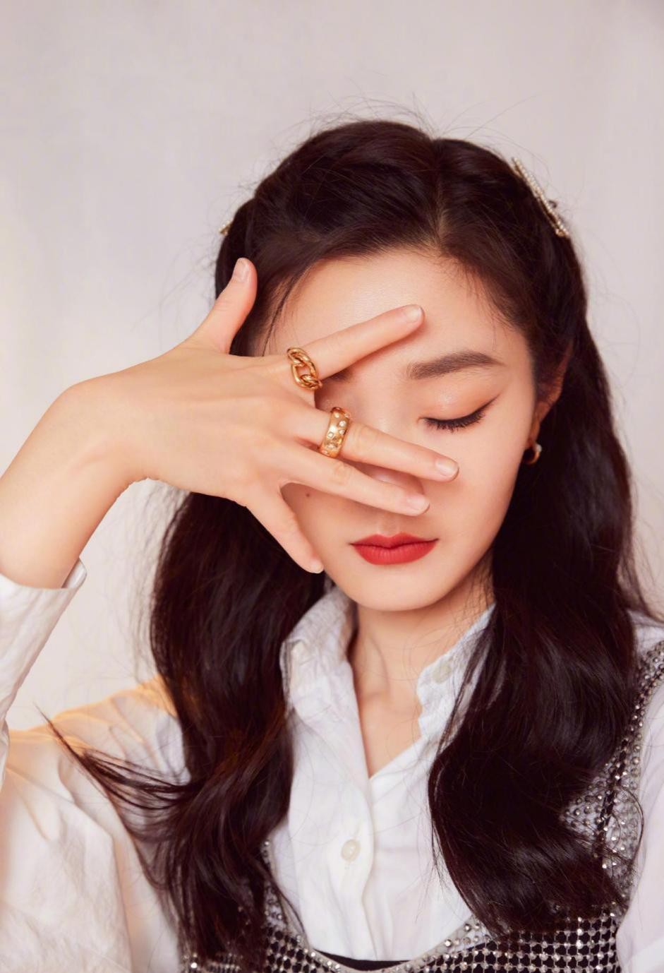 潮流搭配师甜甜|宋轶穿亮片裙都这么乖巧，拿荷叶凹造型真可爱，谁想到她已经30+