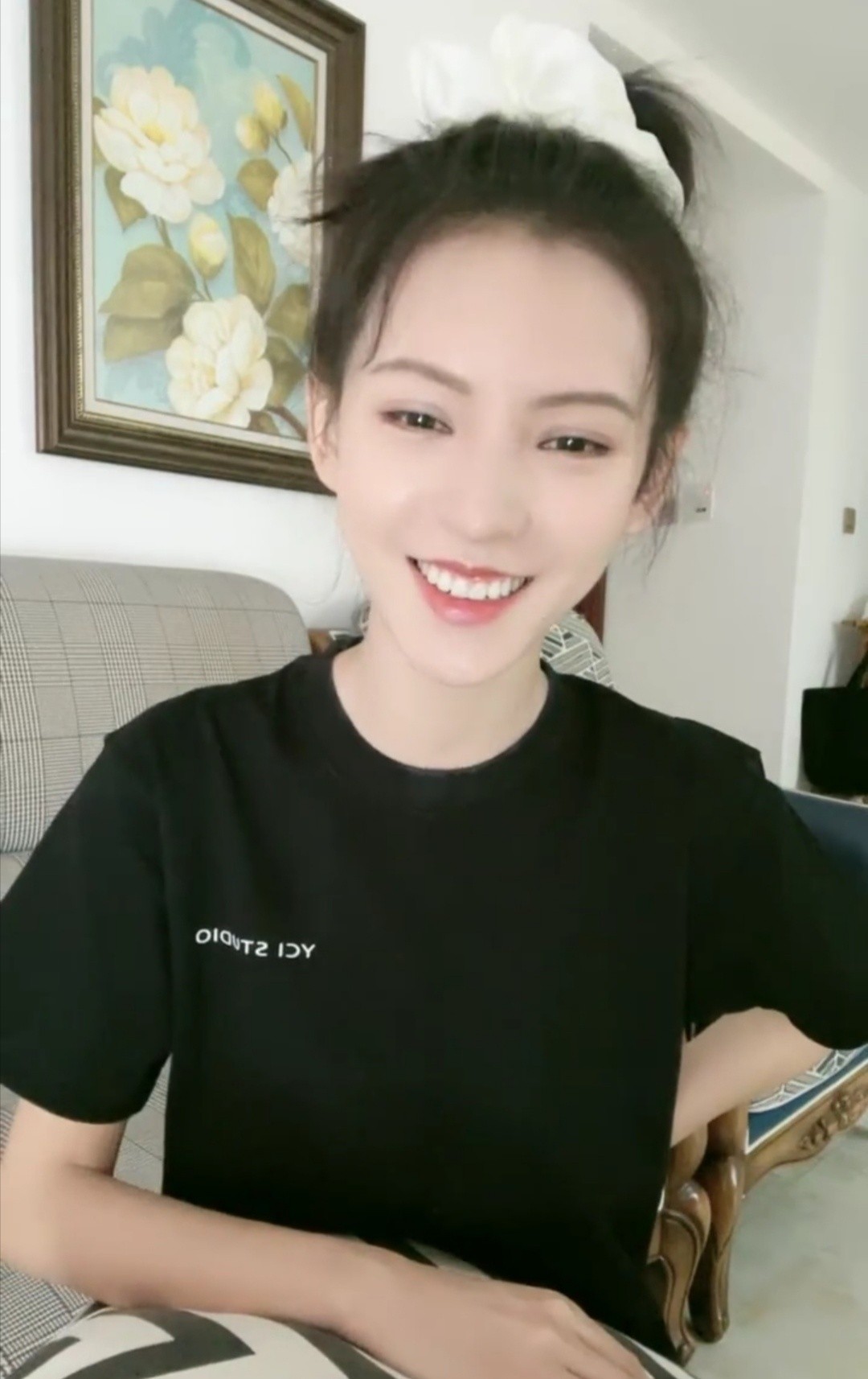 白小白的衣橱|张予曦在家直播挺随意的，穿着T恤怼脸拍，五官精致没啥瑕疵