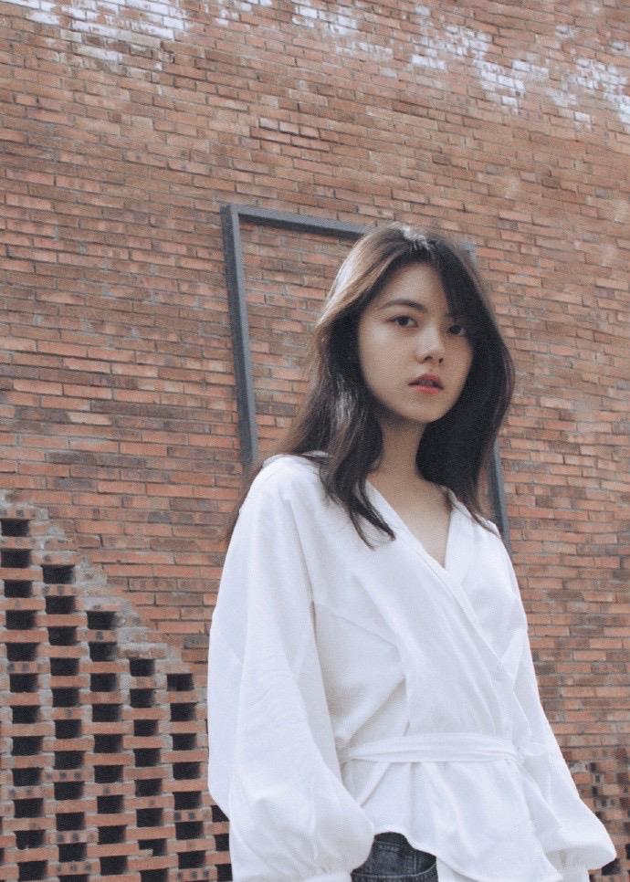 长脖子爸比说|白衬衫搭配破洞裤,赵今麦美貌如花,粉丝:好像跟她谈恋爱!