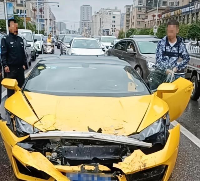 揪心!湖南一兰博基尼追尾轿车,车头面目全非,现场曝光