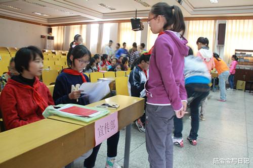 陪宝宝写日记|说说小学班干部制度：成人世界的虚伪，被小学生演绎得惟妙惟肖