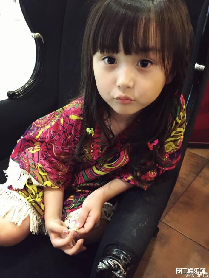 刘楚恬|5岁年薪百万的刘楚恬，12岁甜美大方，整容的钱省了！