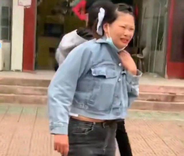河南一男子与侄媳妇开房被抓,女子跪地求饶,侄子:这是俺亲叔!
