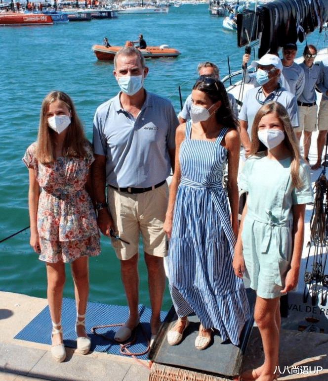 八八尚语UP 莱蒂齐亚去看展览，毛衫配印花半身裙清新减龄，曾撞衫梅根也不输