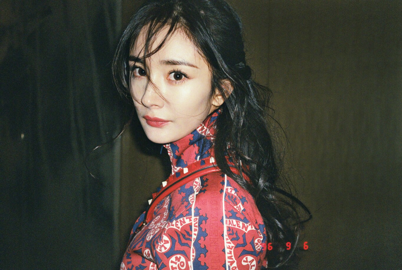 杨幂|杨幂粉丝成导火索！嘉行“奶团”引发市场反弹，迪丽热巴又成焦点