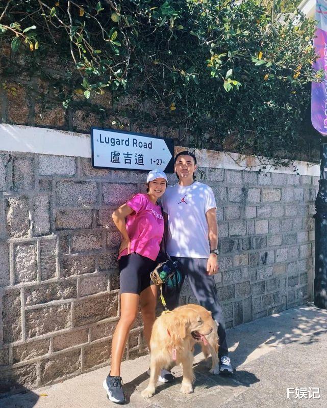 洪永城|TVB小生洪永城与挺大孕肚的太太恩爱合影 用手摸着孕肚露出幸福笑容