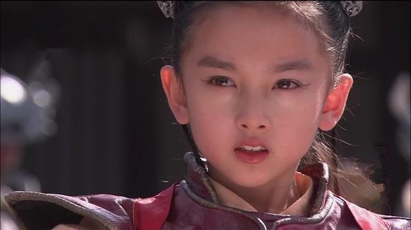 宋祖儿|有种“发育过猛”叫宋祖儿，性感礼服惊艳众人，真是女大十八变