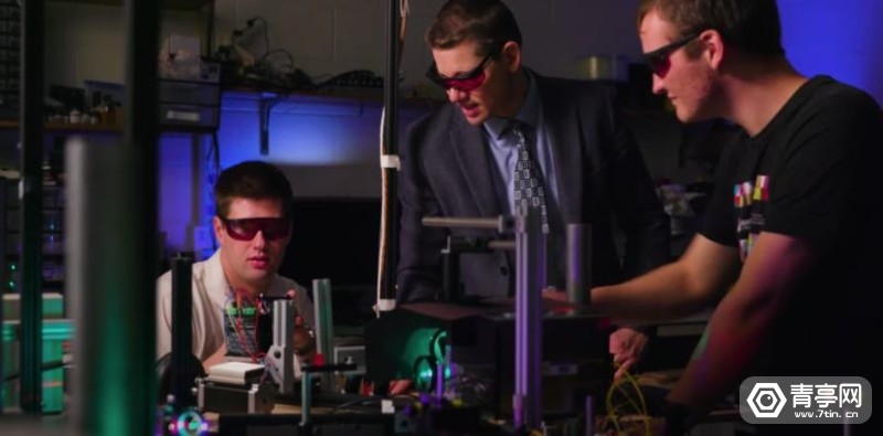 火星车 利用激光捕获微型粒子，竟可在空中显示3D全息图像