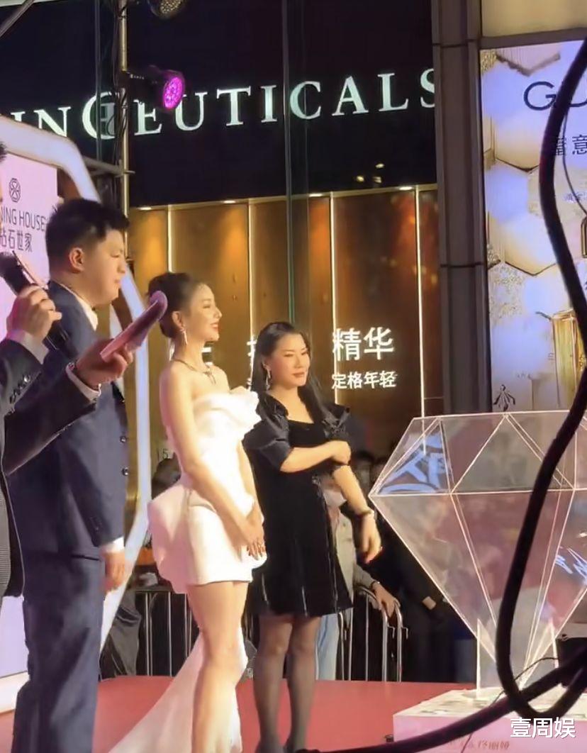 佟丽娅|佟丽娅现身活动捞金，保镖贴身护驾气场十足，上台就把外套脱了