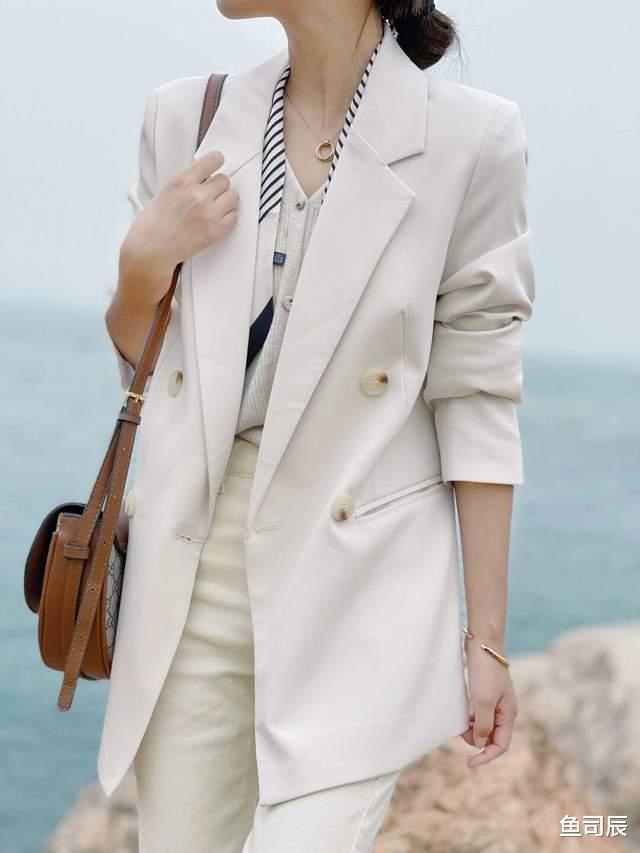 鱼司辰|气质不分年龄，蕾丝小开衫＋卡其色短裤，性感又有女人味