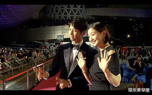 宋仲基|宋仲基拯救釜山电影节！登红毯发现「前情人」也在秒回头看她