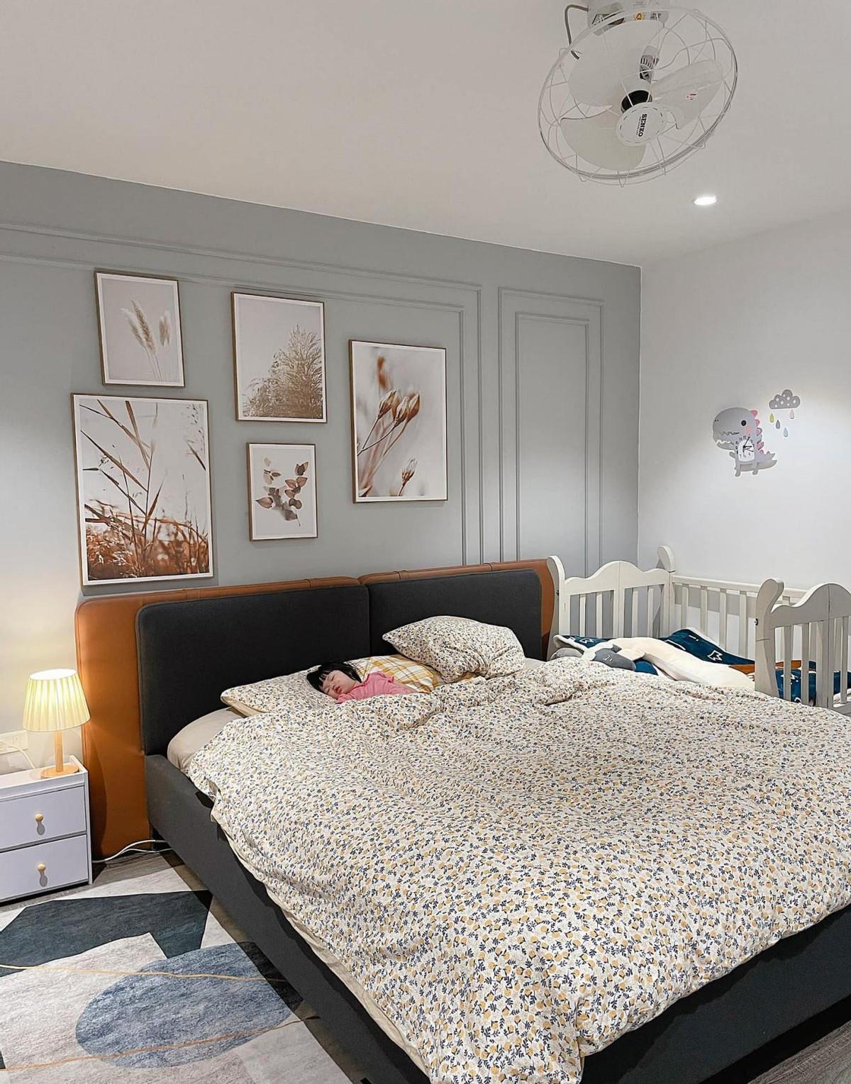 第二次装修就是不一样，玄关扩大8㎡给孩子玩，沙发旁边还藏张床