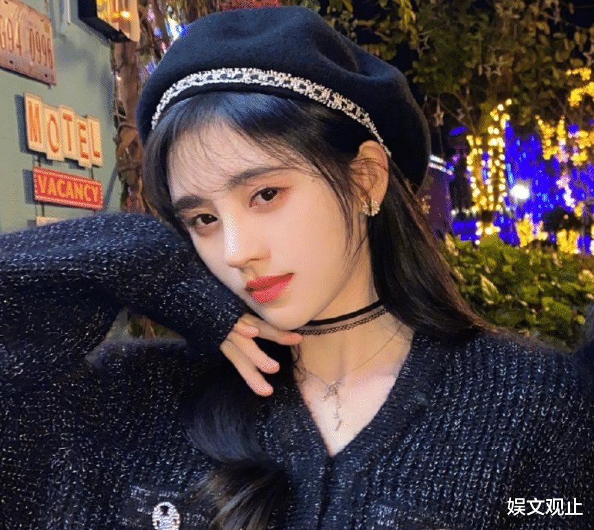 鞠婧祎|鞠婧祎新剧路透照美出新高，我却关注她的全身照，乍一看像个小孩