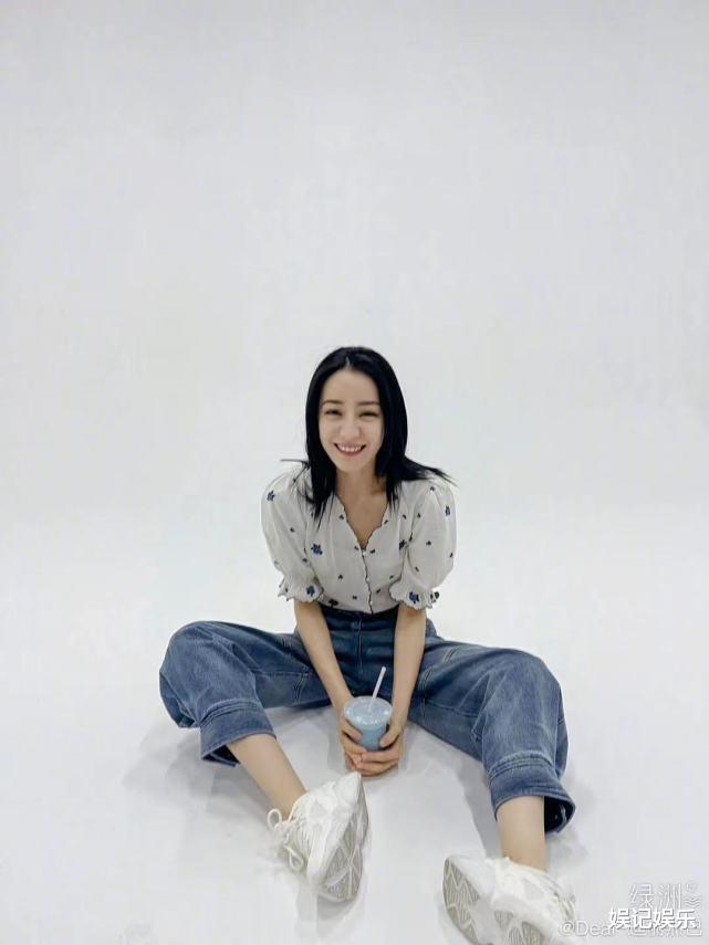 迪丽热巴|热巴晒写真照，手捧饮品笑容灿烂，再次把头发剪短，显得很利落
