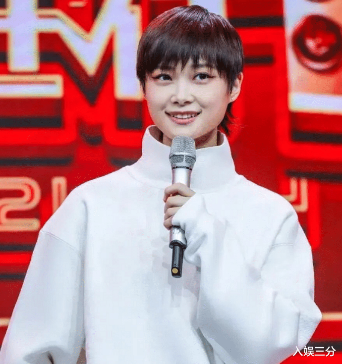 杨幂|微博之夜众星海报：肖战蔡徐坤站旁边，就连杨幂都无缘C位