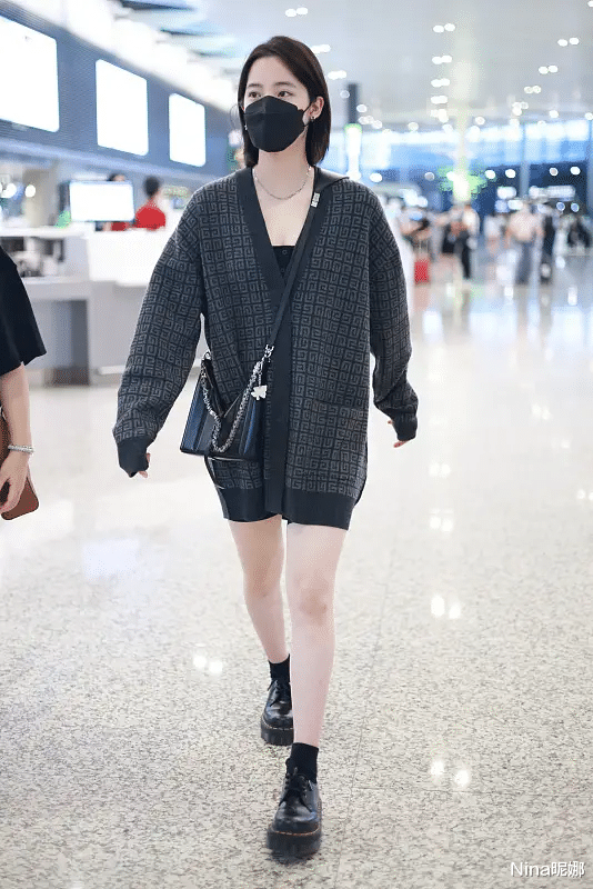 海带|欧阳娜娜这次真逆袭了!罕见留短发大变样,穿logo衫彻底摆脱学生气