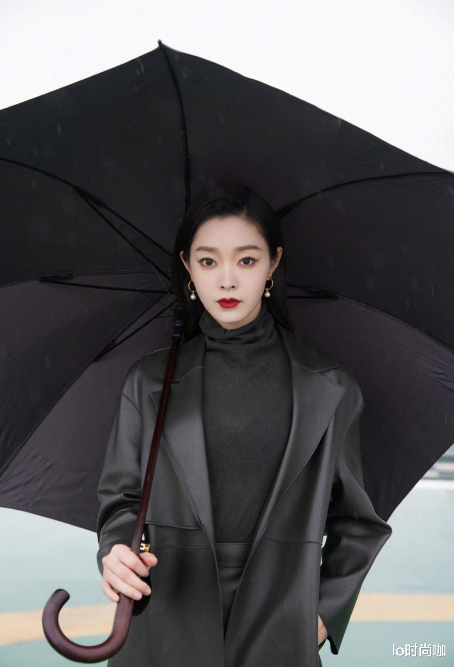 穿衣搭配 宋轶看着好像“女特工”，复古红唇加帅气皮裙，雨中漫步气场好足