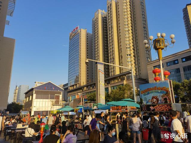 兮夜心语|这个地方的夜市不一般，有警察站岗执勤，进去需要过安检