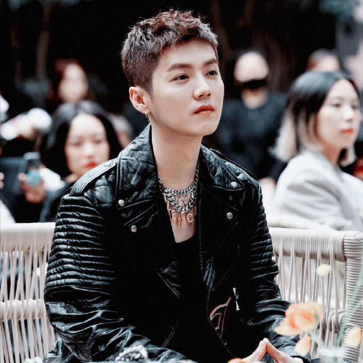 红薯 鹿晗解锁“栗子头”新发型，酷帅清俊的少年感，状态仿佛回到20岁