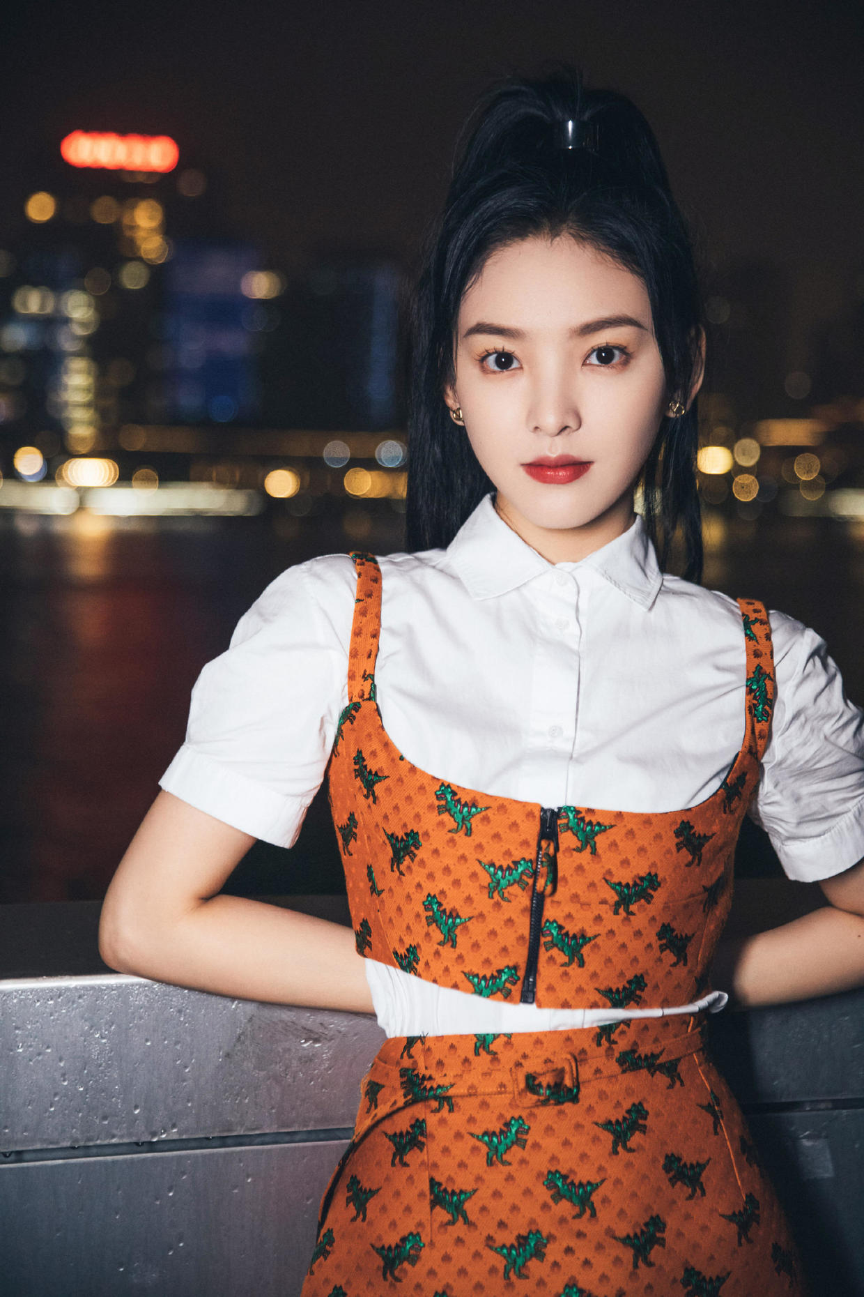 舌尖 章若楠才是少女风代表，穿黑色泡泡袖皮裙出镜，扎双马尾又甜又欲