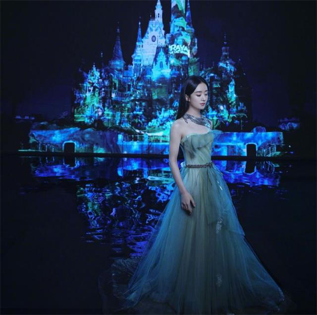 趙麗穎迪士尼大片公開，完美演繹女主魅力，網友：是公主也是女王-圖5