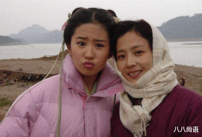 章子怡|章子怡又晒妈妈年轻照，短发穿立领外套好洋气，母女基因都很奇妙