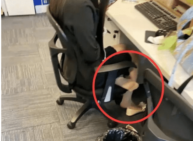 |“姑娘，在办公室千万要注意坐姿，被领导发现了会很尴尬”