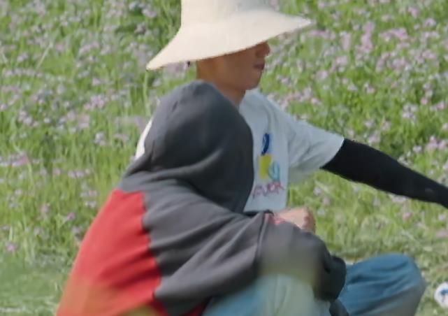 梁靖康|梁靖康张子枫藏在人群后，看到他手上的小动作，还敢说没谈恋爱？