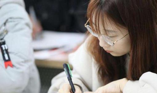 大学生|“让孩子去考公，我很后悔”，一位老人的话，刺痛无数家庭痛点