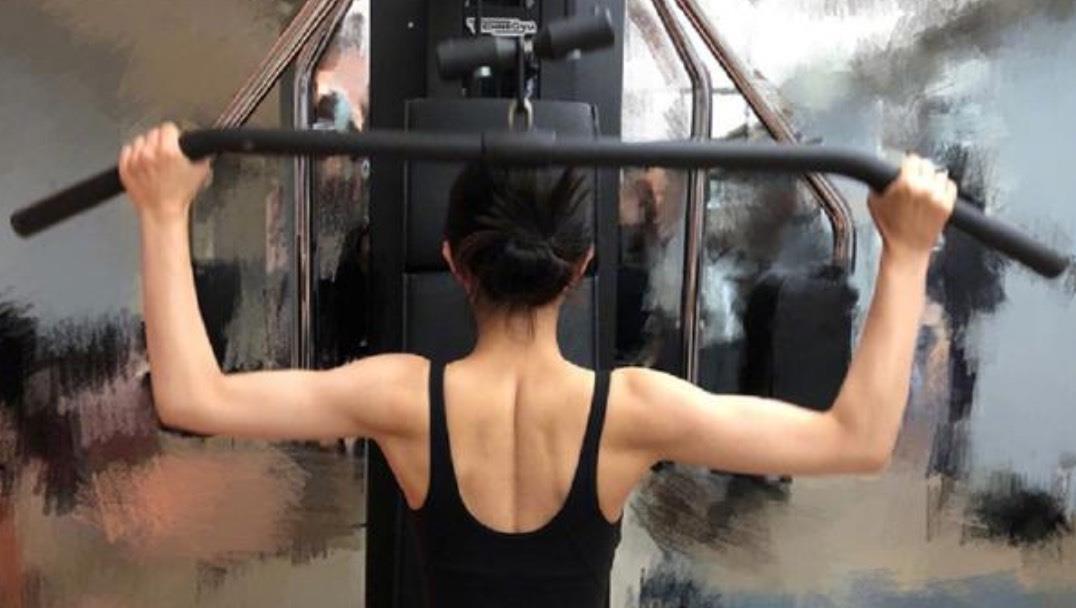 冯绍峰|冯绍峰街头亮相，身材暴瘦，粉丝：颖宝对你咋了？