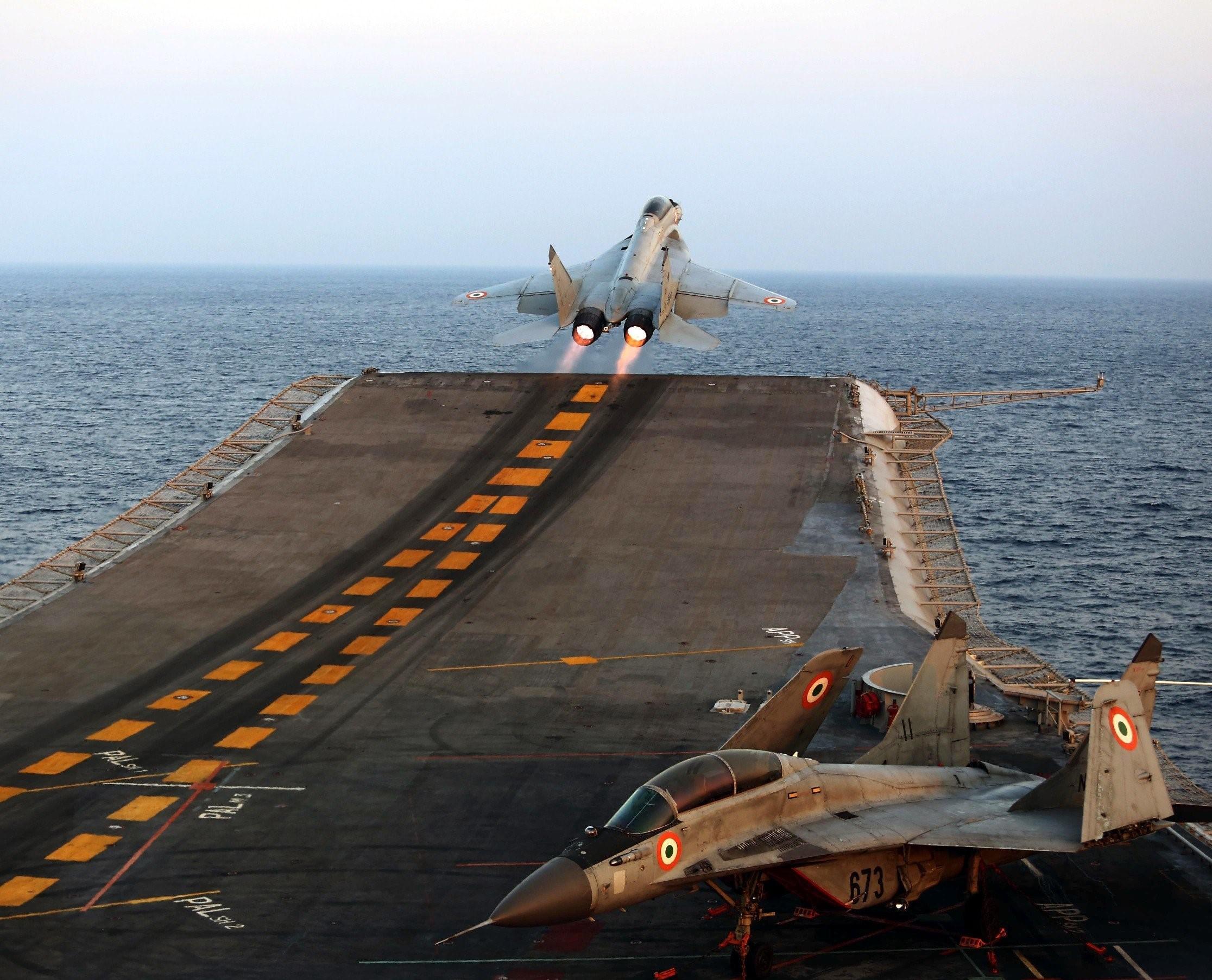 印度|印度国产航母飞行甲板上画满标志，曝光关键性能，比山东舰差远了