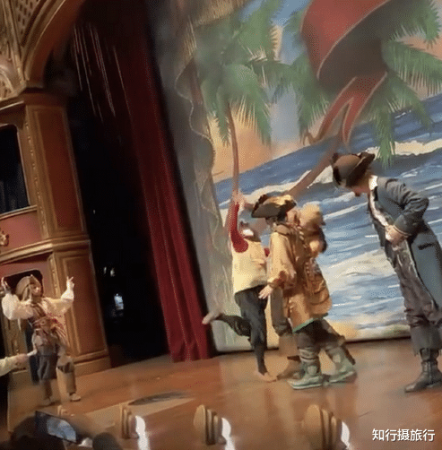 知行摄旅行 上海迪士尼女游客殴打辱骂演员，警方通报：有精神障碍已收治