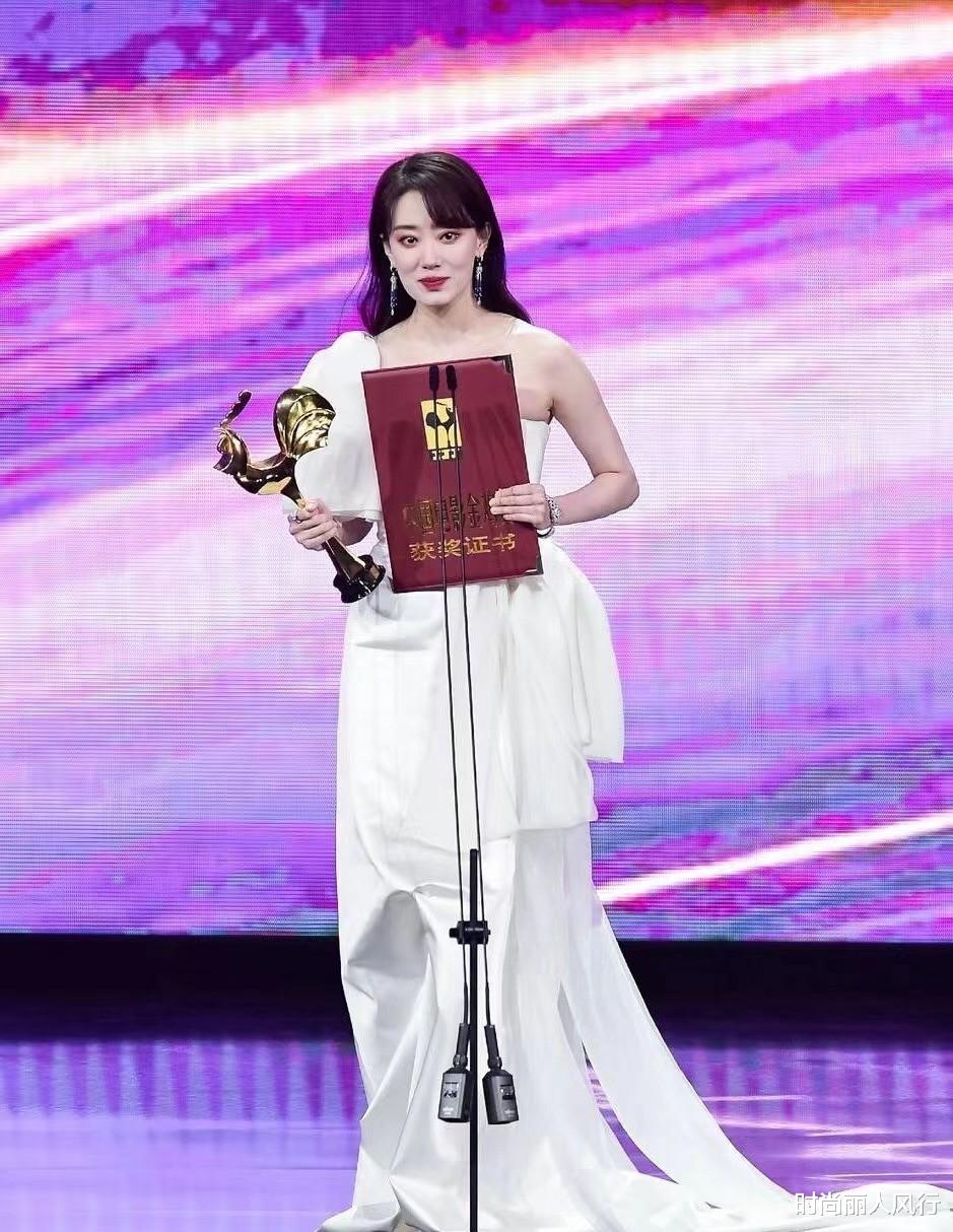 张小斐|张小斐今晚彻底逆袭！穿顶奢礼服变影后，连换三套造型美成主角