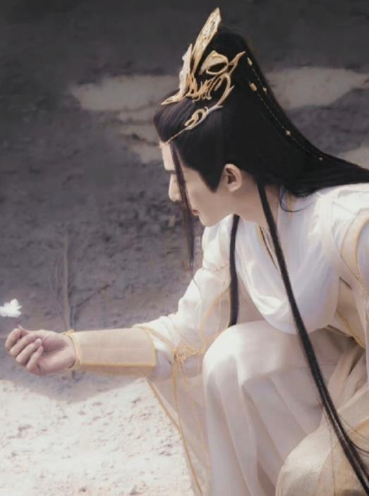 秦岚|《长月烬明》火热拍摄中,网传白鹿下部戏已定,男主可能是他?