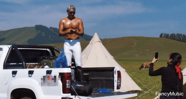 迪丽热巴|当红主持人乐嘉，沦为线下情感大师，如今身材健硕吸引女子拍照