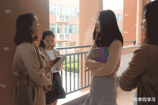 老李侃学习|荒唐！37名家长联名要求7岁女孩转学，问题原因是教育理念？